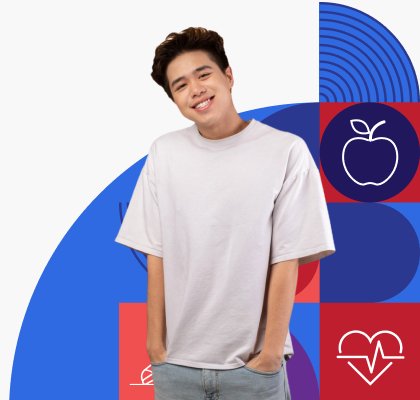 Un joven sonriente que lleva una camiseta holgada y tiene las manos en los bolsillos del pantalón. 