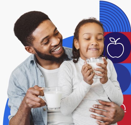 Padre e hijo bebiendo leche
