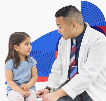 Un oculista examina los ojos de una niña.