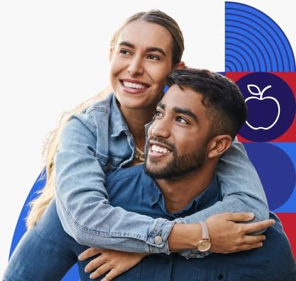 Una pareja (un hombre y una mujer) conversan en un sofá.
