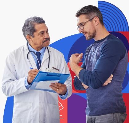 Una profesional de la salud habla con un paciente, un hombre joven hispano. Ambos están usando mascarillas.