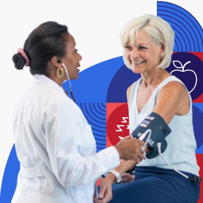 Una doctora toma la presión arterial a una mujer.