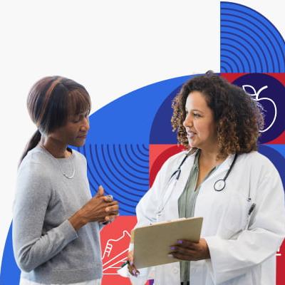 Una doctora conversa con una paciente de raza negra.