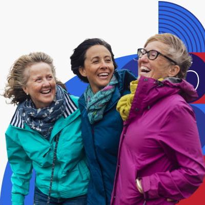 Tres mujeres adultas mayores se ríen juntas.