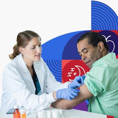 Una profesional de la salud vacuna a un hombre.