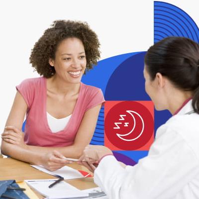 Una mujer habla con una profesional de la salud.