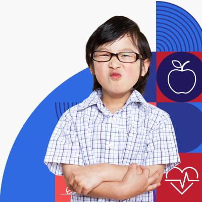Un niño está usando anteojos.