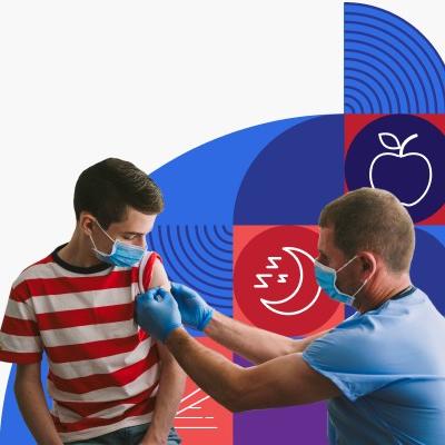 Un profesional de la salud vacuna a un niño.