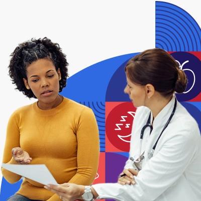 Una profesional de la salud conversa con una paciente.