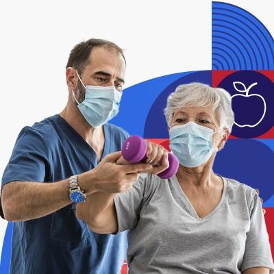 Un profesional de la salud ayuda a una adulta mayor a hacer ejercicios con una pesa.