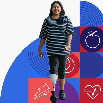 Una mujer con una discapacidad está caminando.