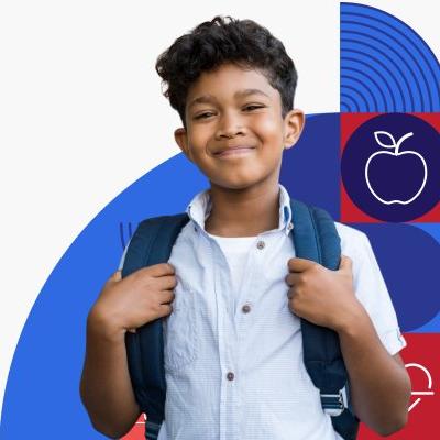 Un niño hispano cargando una mochila en su espalda, sonríe a la cámara.