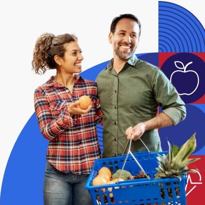 Una pareja, un hombre y una mujer, se abrazan y sonríen mientras compran alimentos.