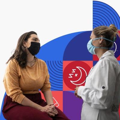 Una mujer está hablando con una doctora.
