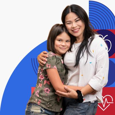 Una madre y su hija se están abrazando.
