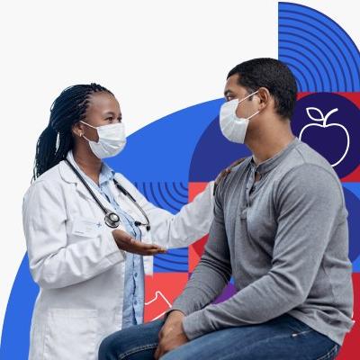 Una profesional de la salud escucha a su paciente