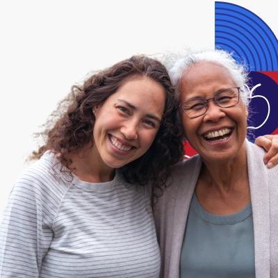 Una profesional de la salud ayuda a una mujer adulta mayor a hacer ejercicios de caminar.