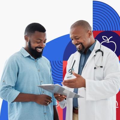 Un profesional de la salud conversa con un paciente. Ambos son de raza negra.