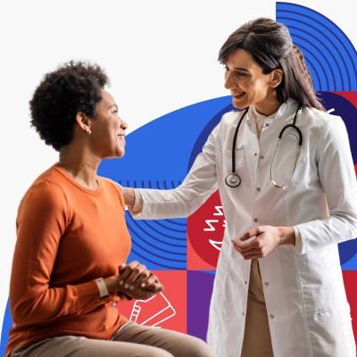 Una proveedora de cuidado de salud habla con una paciente.
