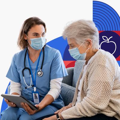 Una profesional de la salud habla con una paciente.