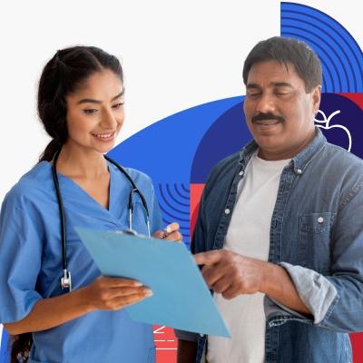 Un paciente habla con dos profesionales de la salud en una sala de examen.