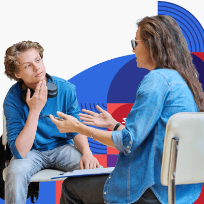 Una paciente y una profesional de la salud se sientan y hablan.