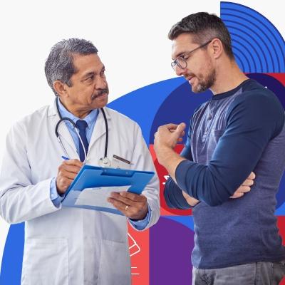 Una profesional de la salud habla con un paciente, un hombre joven hispano. Ambos están usando mascarillas.