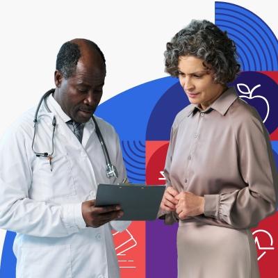 Un doctor conversa con un paciente.