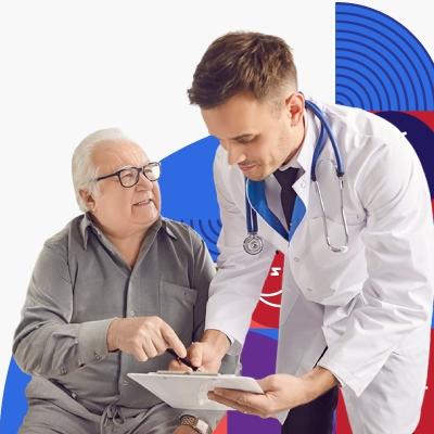 Un doctor habla con un paciente adulto mayor.