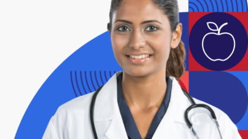 Una doctora sonríe a la cámara mientras sostiene un sujetapapeles.