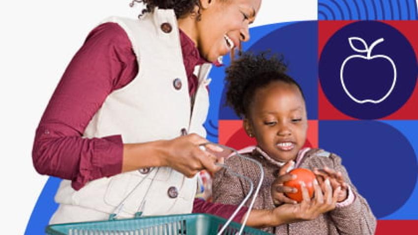 Una mujer y una niña examinan tomates mientras están de compras.