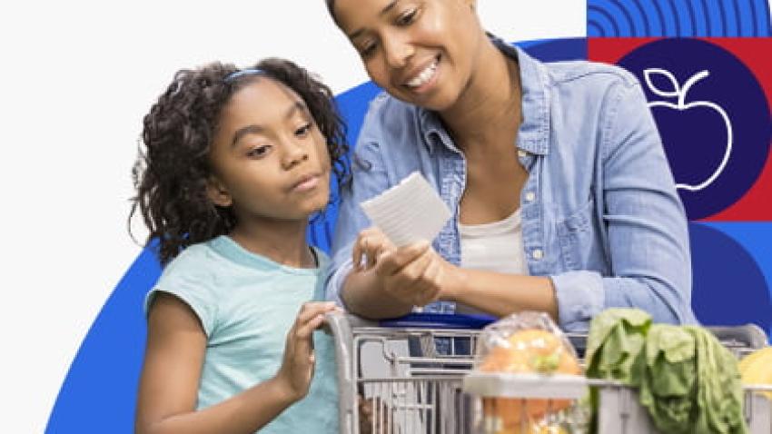 Una madre y su hija revisan una lista de compras en la tienda.