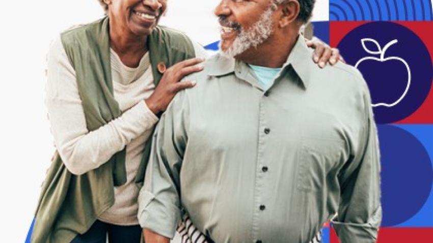 Un hombre y una mujer adultos mayores se sonríen.