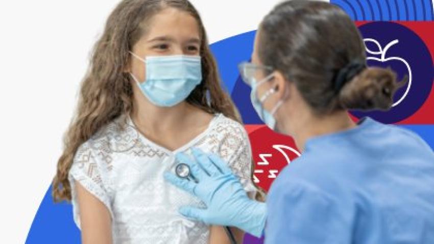 Una profesional de la salud examina a una niña. Ambas están usando mascarillas.